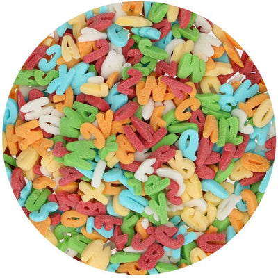 Gros plan du mélange de lettres comestibles arc-en-ciel FunCakes.