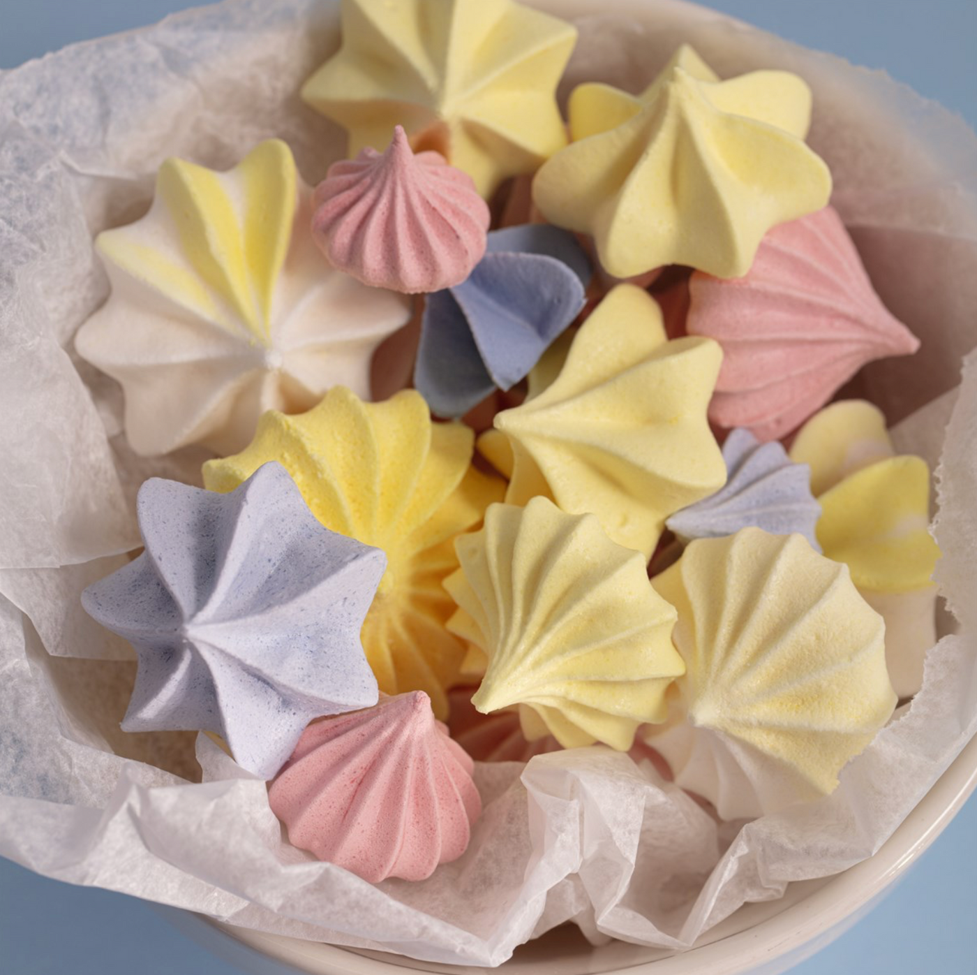 Mélange de mini meringues croquantes