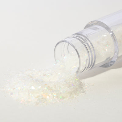 Paillettes comestibles PME Magic Sparkles Cristal Blanc versées hors du flacon.