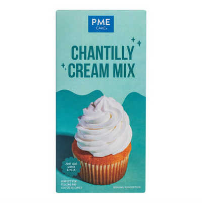 Préparation Chantilly PME Cake 450 g : crème légère, stable et parfaitement pochable. Ajoutez eau + lait, fouettez et obtenez une Chantilly ferme, brillante, idéale pour gâteaux, cupcakes et desserts.