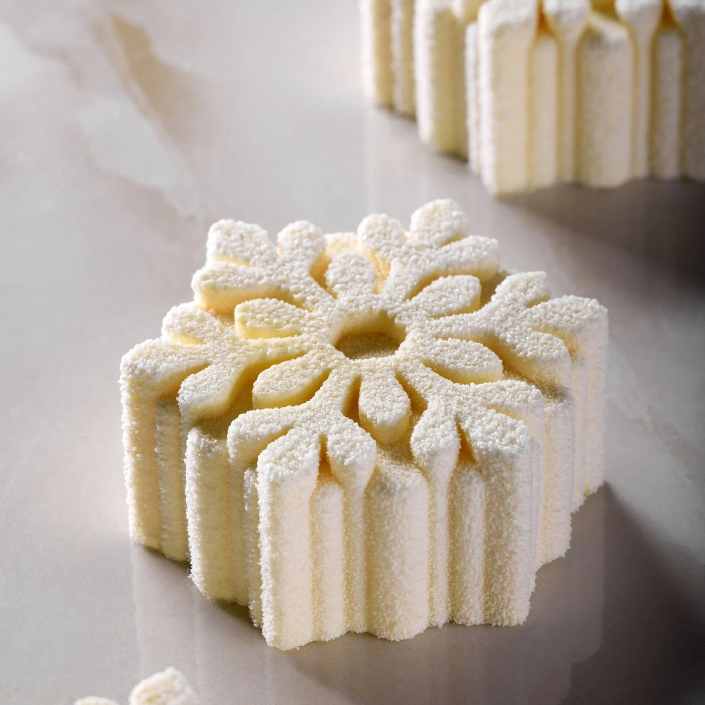 Série d’entremets flocon texturés placés à côté de la plaque.