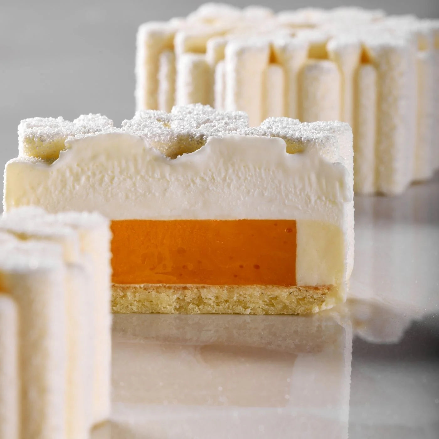 Coupe d’un entremets flocon montrant les différentes couches.