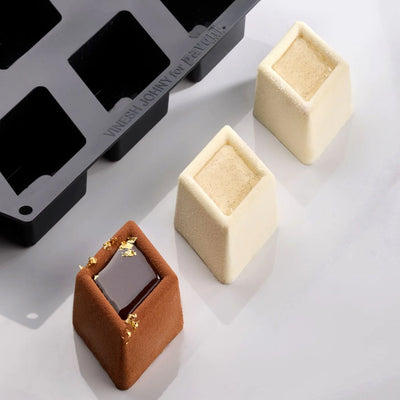 Entremets Katli démoulés avec finition velours et glaçage miroir.