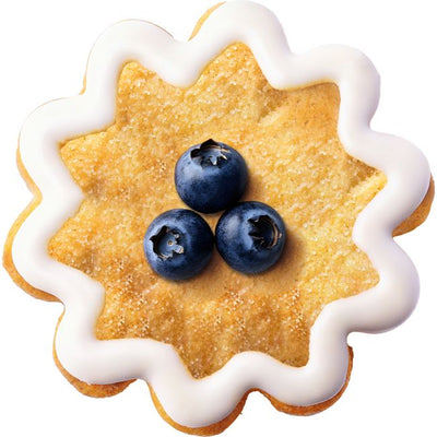 Biscuit décoré en forme de fleur ondulée avec glaçage blanc au bord et myrtilles au centre