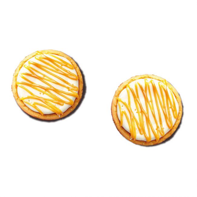Deux biscuits ronds décorés au glaçage réalisés avec les cercles gigognes