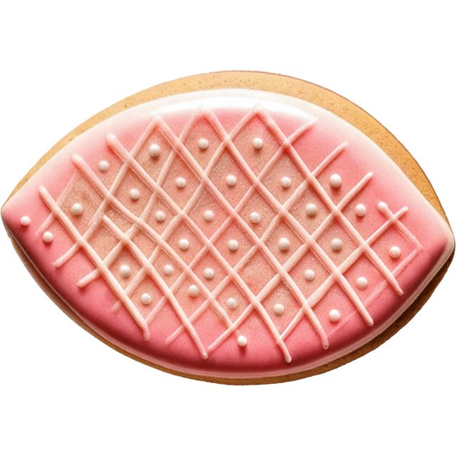 Biscuit ovale décoré de glaçage rose quadrillé réalisé avec un emporte-pièce Wilton