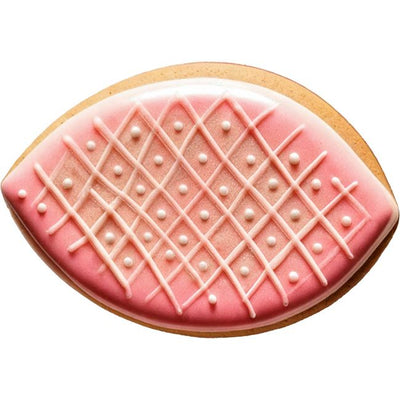 Biscuit ovale décoré de glaçage rose quadrillé réalisé avec un emporte-pièce Wilton