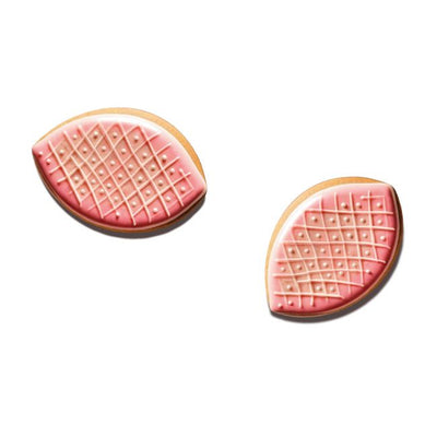 Deux biscuits ovales glacés confectionnés avec les emporte-pièces gigognes
