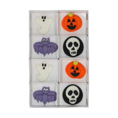 Gros plan des 8 décorations en sucre : fantômes, citrouilles, chauves-souris, crânes
