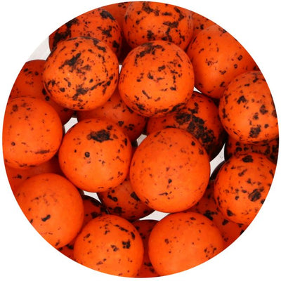 Gros plan perles Choco Crunch orange et éclaboussures noires