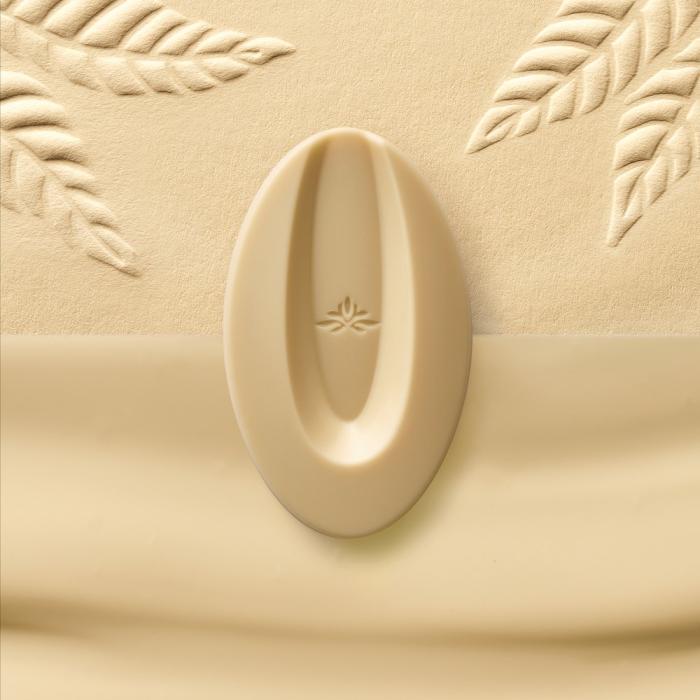 Fève Valrhona Amatika Blanc 35% – détail texture