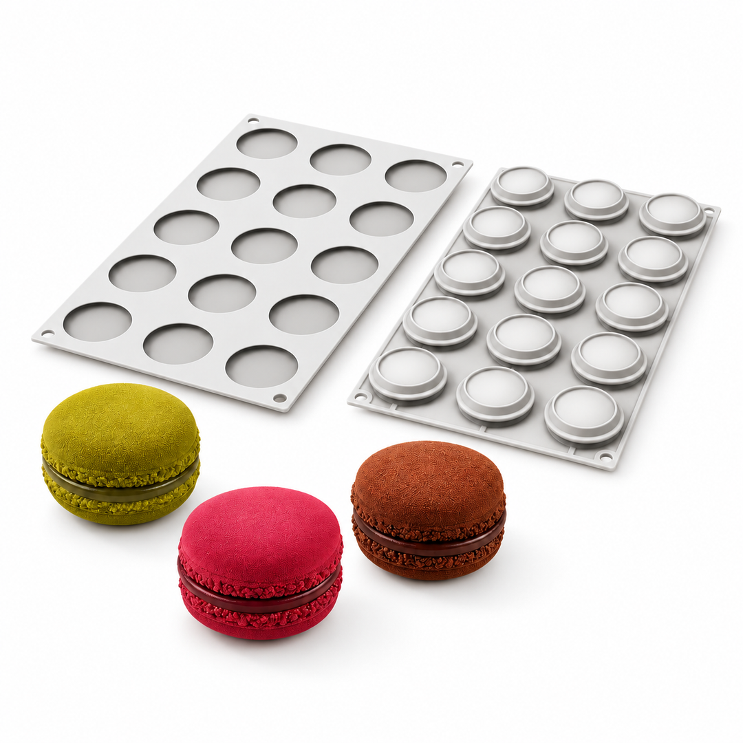 Kit 2 Moules Trompe l'Oeil Macaron 40 ml - Macaron 40 – résultat pâtissier et moule Silikomart côte à côte sur fond blanc