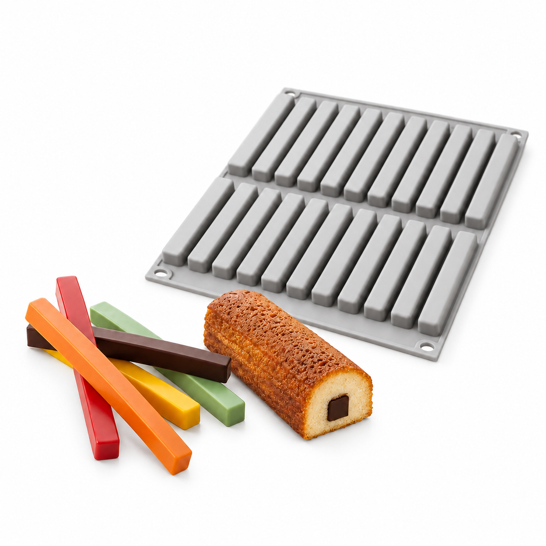 Moule 22 Rectangles 10 ml - Rectangle 10 – résultat pâtissier et moule Silikomart côte à côte sur fond blanc