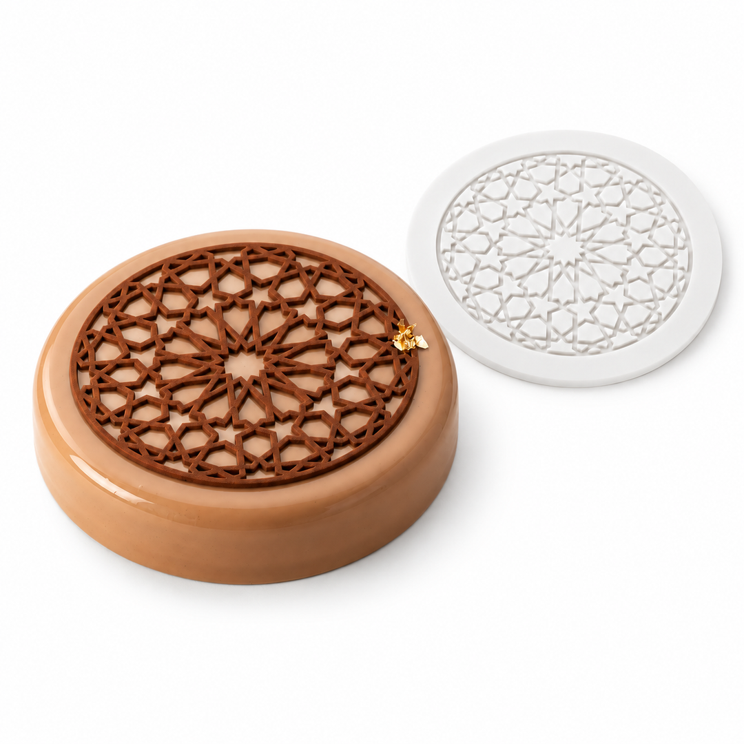 Moule AMAL Decor ⌀ 14,5 cm – résultat pâtissier et moule Silikomart côte à côte sur fond blanc