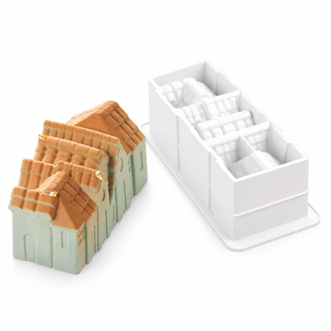 Moule Bûche Winter Village 750 – résultat pâtissier et moule Silikomart côte à côte sur fond blanc