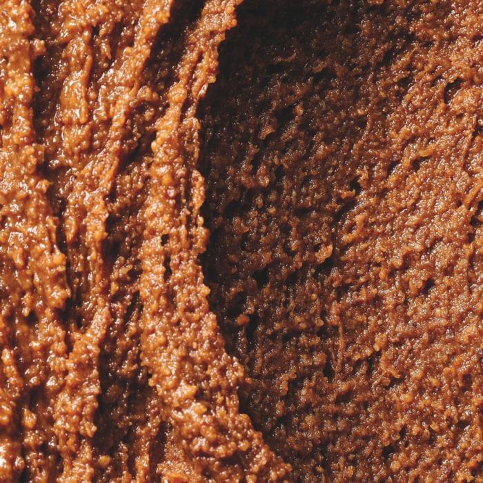 Gros plan texture artisanale avec éclats de cacahuète – pâte 70%