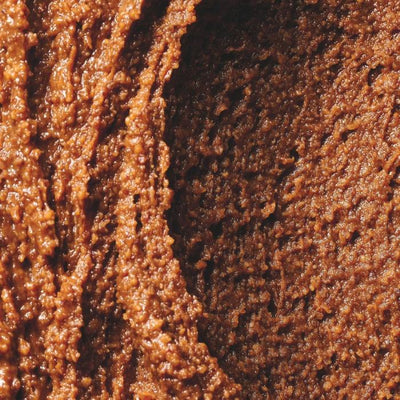 Gros plan texture artisanale avec éclats de cacahuète – pâte 70%