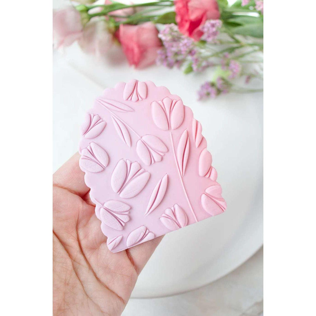 3D-Stempelprägegerät „Tulip Pattern“ (10 x 10 cm) aus der Oh My Cookie-Kollektion mit einem geprägten Tulpenmuster, mit dem Sie Ihre Osterplätzchen mit einem originellen Design verzieren können.